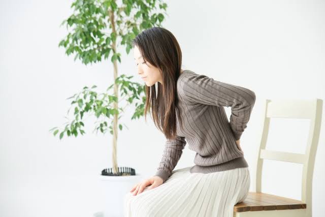 【京都市伏見区醍醐】椅子から立ち上がると腰が痛い！原因は腰だけじゃない？対策と改善のポイント